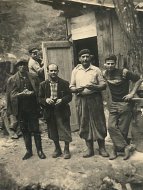 Questa foto ritrae CALABRO\' Vincenzo 1911 (2° da dx) assieme ad altri soci a Cuneo nel 1958.